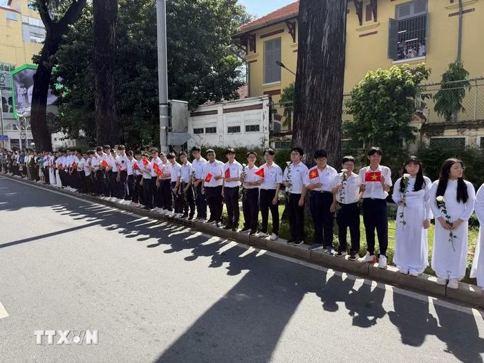 Đông đảo các tầng lớp nhân dân đứng dọc hai bên đường tiễn đưa, tưởng nhớ các Anh hùng liệt sỹ được quy tập tại Công viên Lê Thị Riêng về nơi an táng. (Ảnh: Trung Tuyến/TTXVN)