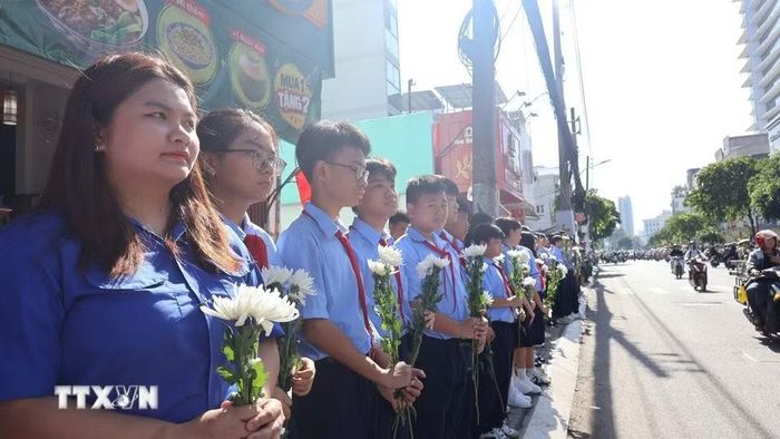 Đông đảo các tầng lớp nhân dân Thành phố Hồ Chí Minh đứng dọc hai bên đường tưởng nhớ, tri ân các Anh hùng liệt sỹ khi đoàn xe đưa hài cốt về an táng tại Nghĩa trang Liệt sỹ Thành phố. (Ảnh: Đinh Hằng/TTXVN)