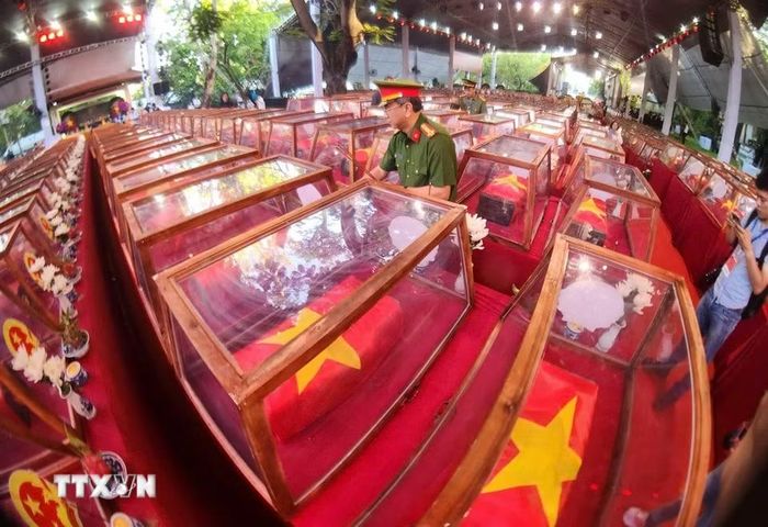 Hài cốt các Anh hùng liệt sỹ sẽ được di quách về an táng, hương khói tại Nghĩa trang liệt sỹ Thành phố Hồ Chí Minh ở phường Long Bình. (Ảnh: Mạnh Linh/TTXVN)