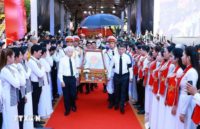 Thủ tướng Lê Minh Hưng và nguyên Ủy viên Bộ Chính trị, nguyên Chủ tịch nước Nguyễn Minh Triết cùng các đại biểu đưa hài cốt các Anh hùng liệt sỹ rời Công viên Lê Thị Riêng. (Ảnh: Dương Giang/TTXVN)