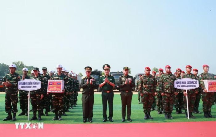 Các Phó Thủ tướng, Bộ trưởng Quốc phòng 3 nước Việt Nam-Lào-Campuchia tặng quà các đơn vị tham gia diễn tập thành công. (Ảnh: Trọng Đức/TTXVN)