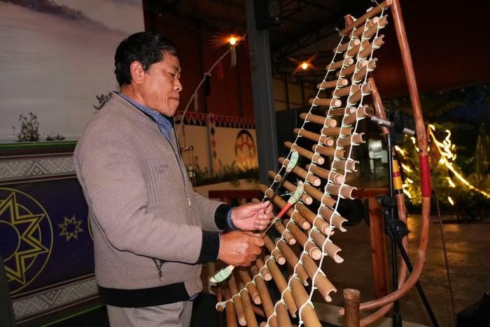 Ông Păng Ting Sin giới thiệu giàn đàn T’rưng tại Không gian văn hóa truyền thống của gia đình ở số 79 Bidoup, phường Langbiang-Đà Lạt. (Ảnh:Vietnam+)