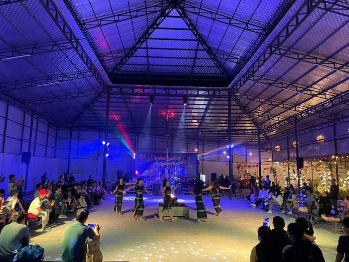 Không gian giới thiệu văn hóa truyền thống gắn với hoạt động phục vụ du lịch “Cồng chiêng KSIN-âm vang đại ngàn” của gia đình ông Păng Ting Sin tạo công ăn việc làm cho 25 người địa phương. (Ảnh: Vietnam+)