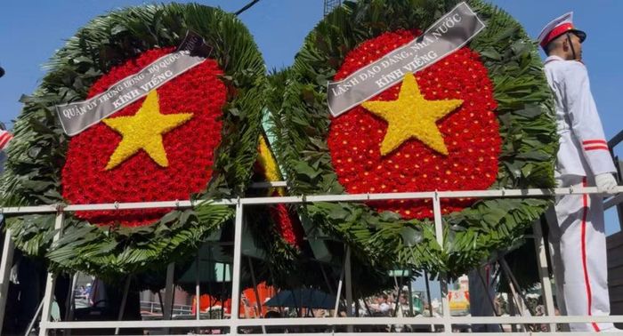 Đoàn xe chở hài cốt liệt sĩ từ Công viên Lê Thị Riêng về Nghĩa trang Liệt sỹ Thành phố Hồ Chí Minh. (Ảnh: PV/Vietnam+)