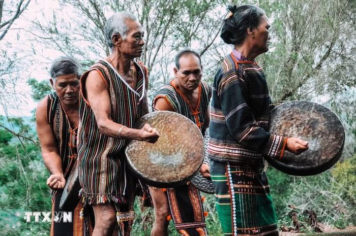 Lễ hội Iun Jông, hay còn gọi là lễ gắn kết tình thân của người Mạ, một dân tộc bản địa sinh sống lâu đời trong khu vực Công viên địa chất toàn cầu Đắk Nông. (Ảnh: TTXVN)