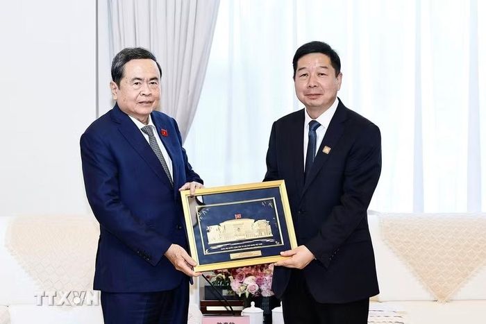 Chủ tịch Quốc hội Trần Thanh Mẫn tặng quà lưu niệm Bí thư Thành ủy Diên An Vương Hải Bằng. (Ảnh: Doãn Tấn/TTXVN)