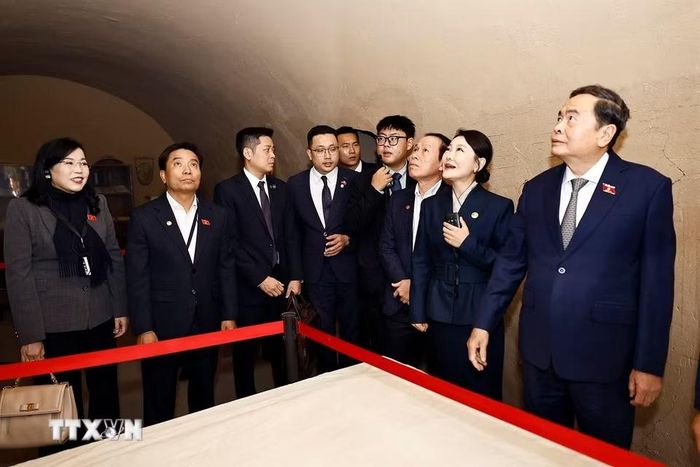 Chủ tịch Quốc hội Trần Thanh Mẫn và Đoàn đại biểu cấp cao Việt Nam tham quan Phòng họp Ban Bí thư tại Khu di tích Tảo Viên. (Ảnh: Doãn Tấn/TTXVN)