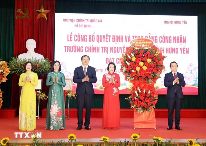 Ủy viên Trung ương Đảng, Bí thư Tỉnh ủy Hưng Yên Phạm Quang Ngọc tặng hoa chúc mừng Trường Chính trị Nguyễn Văn Linh. (Ảnh: Thế Duyệt/TTXVN)