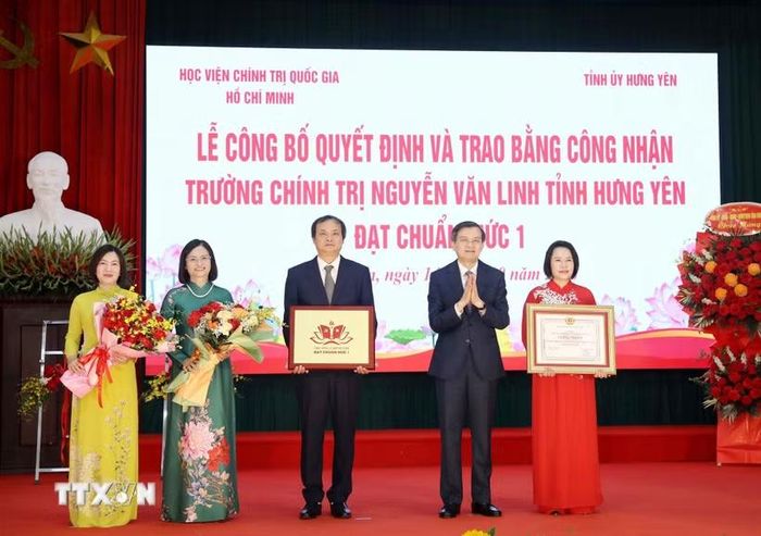 Ủy viên Bộ Chính trị, Giám đốc Học viện Chính trị quốc gia Hồ Chí Minh Đoàn Minh Huấn trao Bằng công nhận Trường Chính trị Nguyễn Văn Linh đạt chuẩn mức 1. (Ảnh: Thế Duyệt/TTXVN)