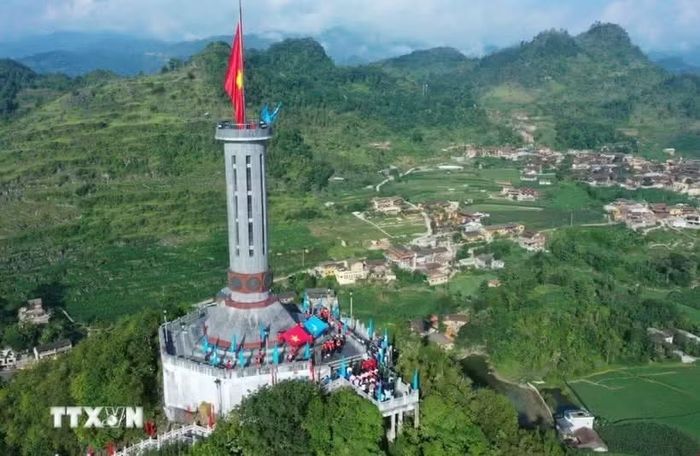 Hội Liên hiệp thanh niên Việt Nam tổ chức lễ chào cờ Chặng 3-Hành trình “Tôi yêu Tổ quốc tôi” năm 2026 tại cột cờ Lũng Cú. (Ảnh: Minh Đức/TTXVN)