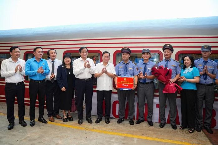 Chủ tịch Tổng Liên đoàn Lao động Việt Nam Nguyễn Anh Tuấn tặng quà động viên tổ tàu. (Ảnh: PV/Vietnam+)