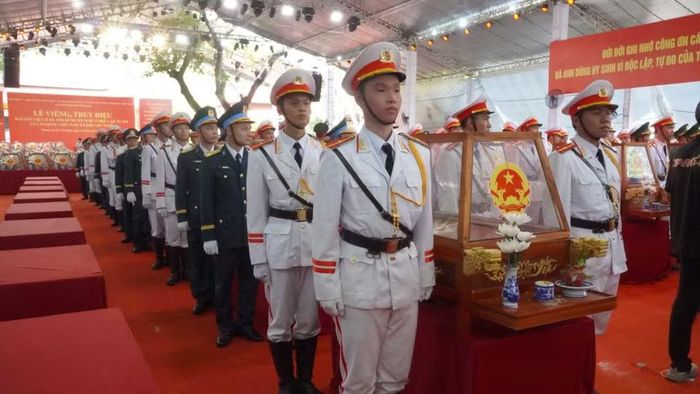 Lễ truy điệu trong diễn ra trong tiếng nhạc trầm hùng, và phút mặc niệm xúc động. (Ảnh: PV/Vietnam+)