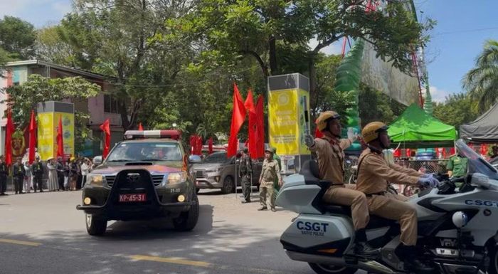 Đoàn xe chia thành các đợt rời Công viên Lê Thị Riêng về Nghĩa trang Thành phố. (Ảnh: PV/Vietnam+)