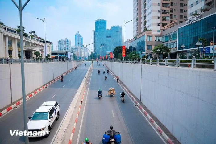Phương án dự kiến là bố trí các chậu cây thành từng cụm dọc mép trên thành hầm, phía dưới lan can, trên chiều dài khoảng 300m. (Ảnh: Như Lan/Vietnam+)