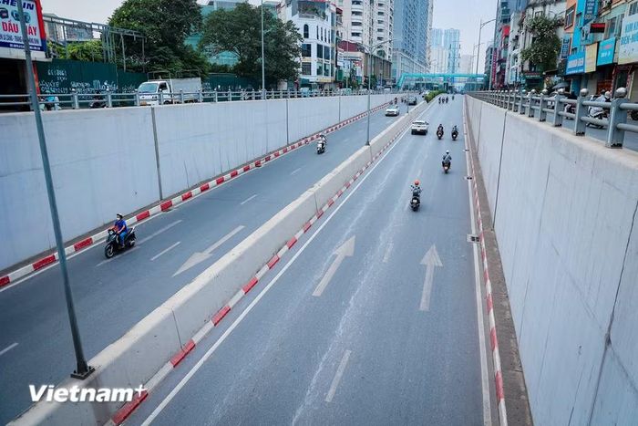 Với hầm chui Lê Văn Lương-Tố Hữu, chân tường nằm sát phần đường xe chạy và hệ thống thoát nước, không đủ không gian an toàn để đặt bồn cây. (Ảnh: Như Lan/Vietnam+)
