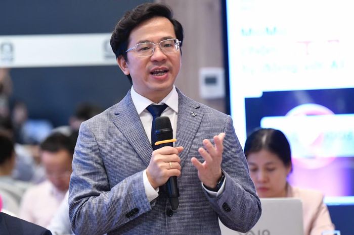Bà Phạm Châu Loan, Phó trưởng Phòng Phát triển kênh số và đối tác Vietcombank và Phó Giáo sư, Tiến sỹ, Bác sỹ Vũ Văn Giáp - Phó Giám đốc Bệnh viện Bạch Mai chia sẻ tại sự kiện. (Ảnh: Vietnam+)