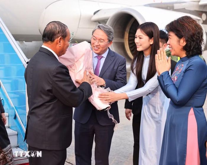 Ủy viên Trung ương Đảng, Chánh Văn phòng Trung ương Đảng Nguyễn Hải Ninh đón đồng chí Vilay Lakhamfong, Ủy viên Bộ Chính trị, Thường trực Ban Bí thư Trung ương Đảng Nhân dân Cách mạng Lào tại sân bay quốc tế Nội Bài. (Ảnh: Minh Đức/TTXVN)