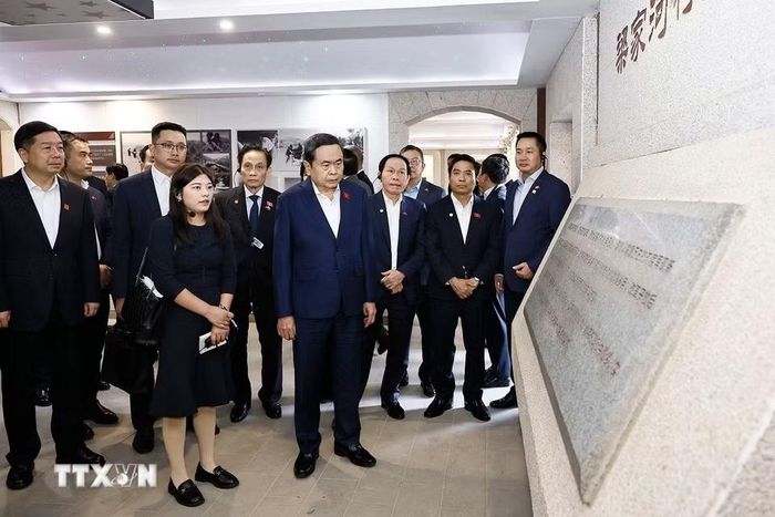 Chủ tịch Quốc hội Trần Thanh Mẫn và đoàn tham quan bảo tàng, nơi ở của đồng chí Tập Cận Bình trong thời kỳ đồng chí công tác tại Lương Gia Hà. (Ảnh: Doãn Tấn/TTXVN)