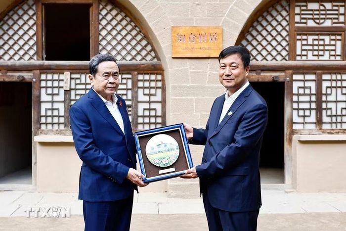Chủ tịch Quốc hội Trần Thanh Mẫn tặng quà lưu niệm cho lãnh đạo Khu di tích Lương Gia Hà. (Ảnh: Doãn Tấn/TTXVN)