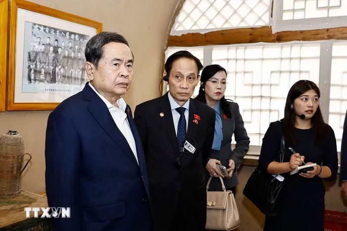 Chủ tịch Quốc hội Trần Thanh Mẫn và đoàn tham quan bảo tàng, nơi ở của đồng chí Tập Cận Bình trong thời kỳ đồng chí công tác tại Lương Gia Hà. (Ảnh: Doãn Tấn/TTXVN)