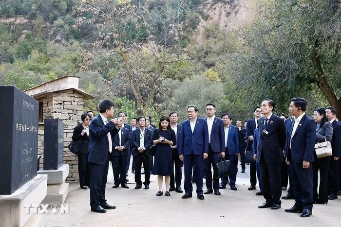 Chủ tịch Quốc hội Trần Thanh Mẫn và đoàn tham quan bảo tàng, nơi ở của đồng chí Tập Cận Bình trong thời kỳ đồng chí công tác tại Lương Gia Hà. (Ảnh: Doãn Tấn/TTXVN)