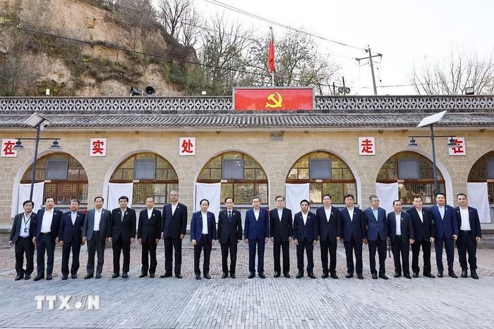 Chủ tịch Quốc hội Trần Thanh Mẫn và đoàn tham quan bảo tàng, nơi ở của đồng chí Tập Cận Bình trong thời kỳ đồng chí công tác tại Lương Gia Hà. (Ảnh: Doãn Tấn/TTXVN) ​