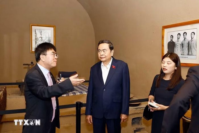 Chủ tịch Quốc hội Trần Thanh Mẫn và đoàn tham quan bảo tàng, nơi ở của đồng chí Tập Cận Bình trong thời kỳ đồng chí công tác tại Lương Gia Hà. (Ảnh: Doãn Tấn/TTXVN)
