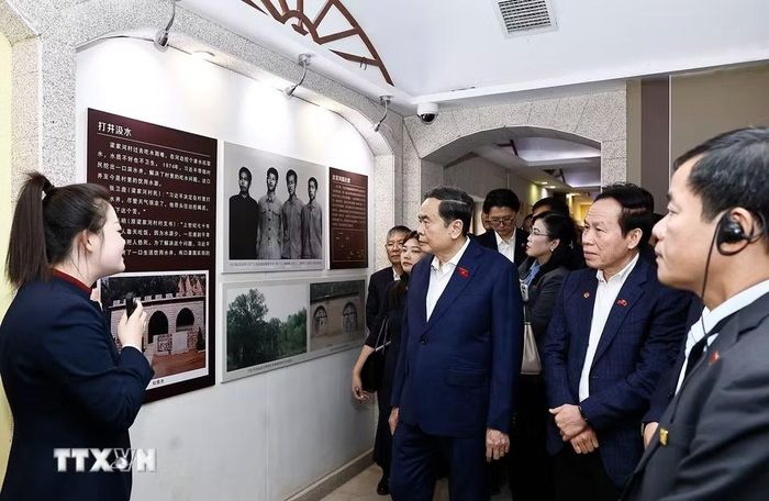 Chủ tịch Quốc hội Trần Thanh Mẫn và đoàn tham quan bảo tàng, nơi ở của đồng chí Tập Cận Bình trong thời kỳ đồng chí công tác tại Lương Gia Hà. (Ảnh: Doãn Tấn/TTXVN)
