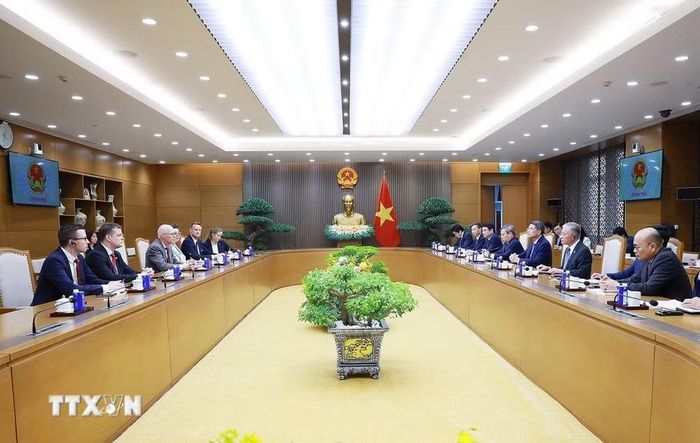 Thủ tướng Lê Minh Hưng tiếp ông Peter Tschentscher, Thị trưởng thứ nhất thành phố Hamburg (Đức). (Ảnh: Dương Giang/TTXVN)