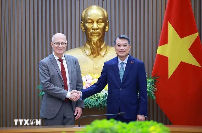 Thủ tướng Lê Minh Hưng tiếp ông Peter Tschentscher, Thị trưởng thứ nhất thành phố Hamburg (Đức). (Ảnh: Dương Giang/TTXVN)