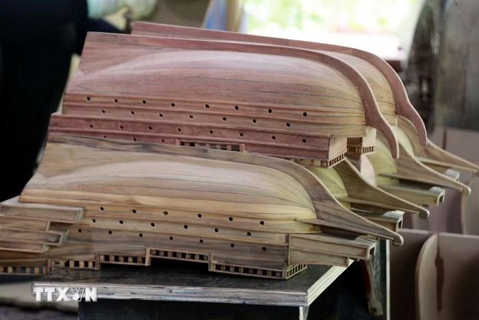 Thân thuyền sau khi được mài nhẵn chờ trang trí. (Ảnh: Nguyễn Lành/TTXVN)
