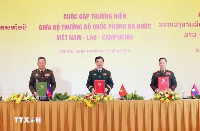 Phó Thủ tướng, Bộ trưởng Bộ Quốc phòng ba nước ký Biên bản cuộc gặp. (Ảnh: Trọng Đức/TTXVN)