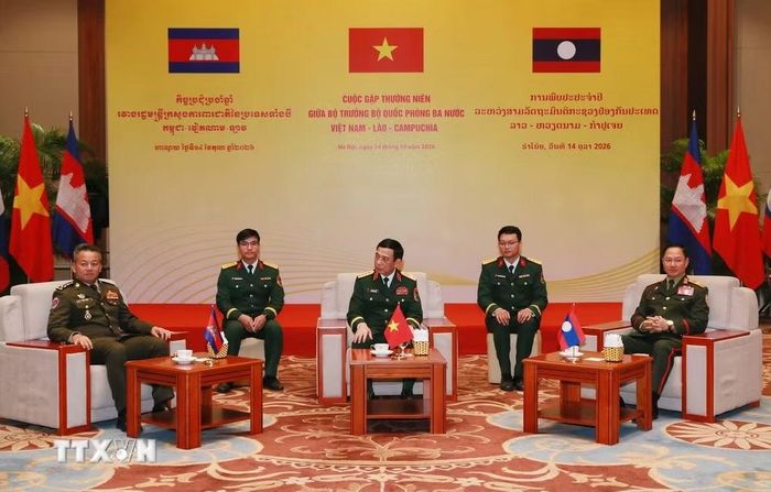 Ba Bộ trưởng Quốc phòng Việt Nam, Lào, Campuchia tại cuộc gặp. (Ảnh: Trọng Đức/TTXVN)