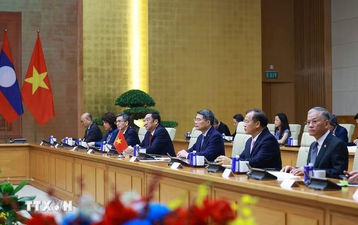 Thủ tướng Lê Minh Hưng hội kiến đồng chí Vilay Lakhamfong, Thường trực Ban Bí thư Trung ương Đảng Nhân dân Cách mạng Lào. (Ảnh: Dương Giang/TTXVN)