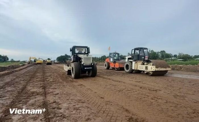 Nhà thầu thi công nền đường một dự án đường bộ cao tốc. (Ảnh: Việt Hùng/Vietnam+)