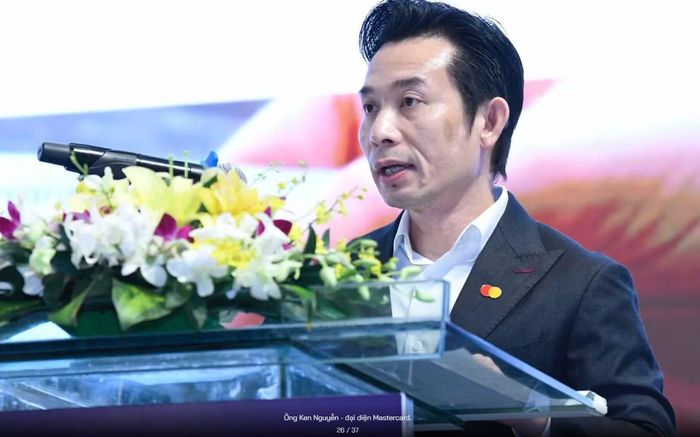 Ông Nguyễn Tiến Đạt - Tổng Giám đốc AZA Travel, Phó Chủ tịch Hiệp hội Du lịch Hà Nội và ông Ken Nguyễn, đại diện Mastercard chia sẻ tại hội thảo. (Ảnh: Vietnam+)