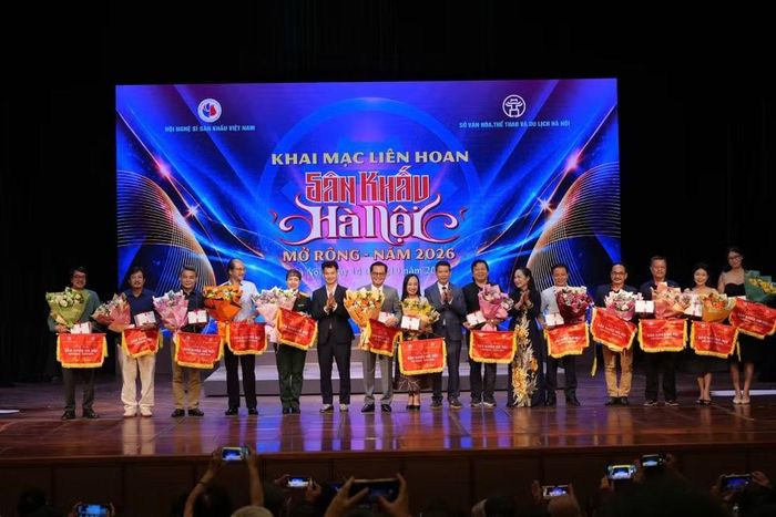 Ban Tổ chức tặng hoa cho các đơn vị tham dự Liên hoan. (Ảnh: CTV/Vietnam+)