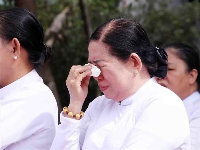 Nỗi xúc động của các tín hữu đạo Cao Đài trước anh linh các anh hùng liệt sĩ được quy tập tại Công viên Lê Thị Riêng. Ảnh: Xuân Khu/TTXVN