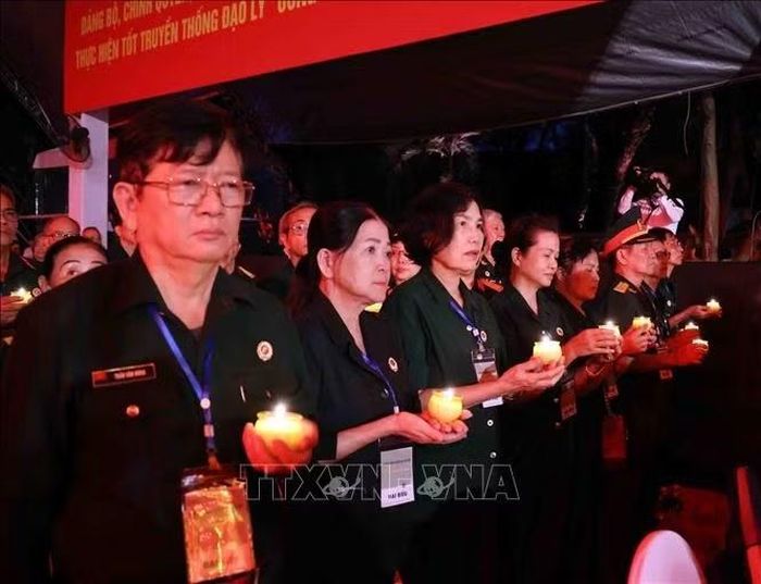 Tối 13/10/2026, tại công viên Lê Thị Riêng, UBND Thành phố Hồ Chí Minh tổ chức Chương trình nghệ thuật đặc biệt “Khúc tri ân” tưởng nhớ, tri ân các anh hùng liệt sĩ đang nằm tại công viên văn hóa Lê Thị Riêng, phường Hòa Hưng, Thành phố Hồ Chí Minh. Ảnh: Xuân Khu/TTXVN