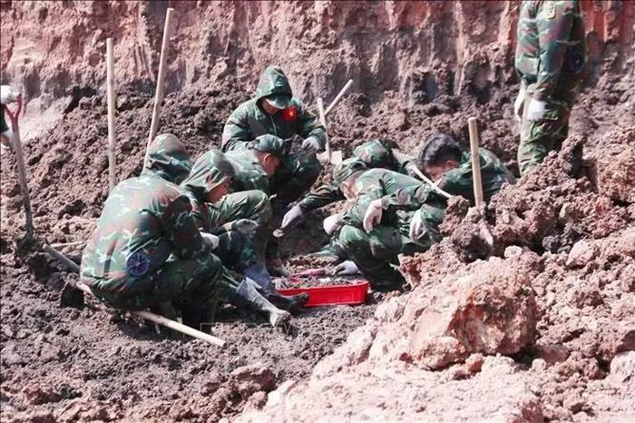 Các chiến sĩ đội K74 tìm kiếm hài cốt liệt sĩ tại khu B, công viên Lê Thị Riêng. Ảnh: Xuân Khu/TTXVN
