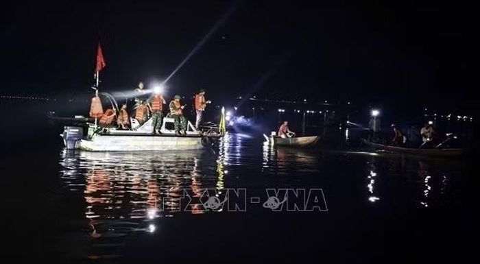 Ban Chỉ huy Bộ đội Biên phòng thành phố Huế điều động một ca nô cùng 12 cán bộ, chiến sĩ phối hợp với chính quyền địa phương và các lực lượng chức năng tổ chức tìm kiếm nạn nhân. Ảnh: TTXVN phát