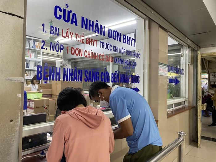 Bệnh nhân đi khám BHYT. Ảnh: TTXVN