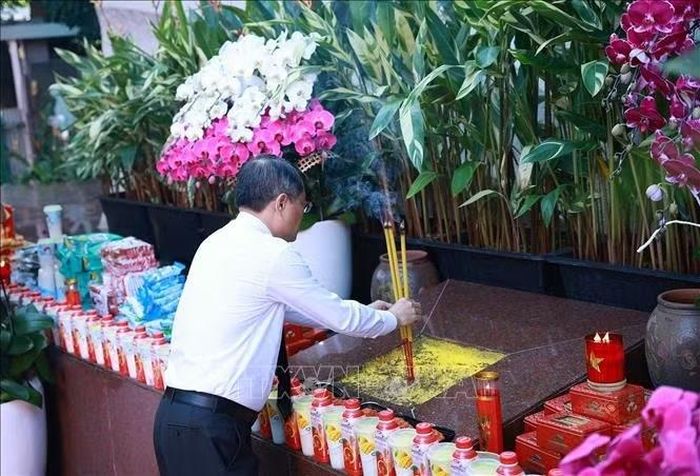 Thủ tướng Lê Minh Hưng dâng hoa, dâng hương tại Tượng đài Cố Tổng Bí thư Trần Phú. Ảnh: Dương Giang/TTXVN