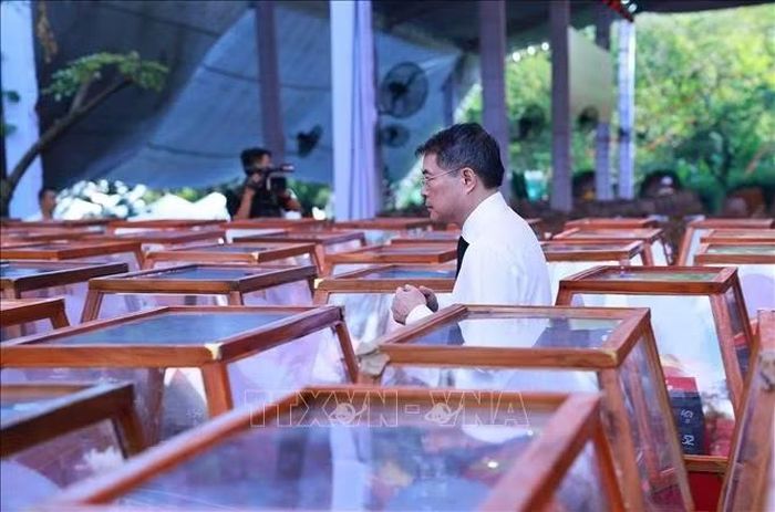 Thủ tướng Lê Minh Hưng dự Lễ viếng, Lễ truy điệu 731 hài cốt liệt sĩ được tìm kiếm, quy tập tại Công viên văn hóa Lê Thị Riêng, phường Hòa Hưng, Thành phố Hồ Chí Minh. Ảnh: Dương Giang/TTXVN