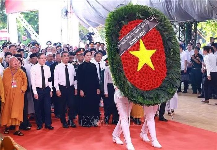 Đoàn Uỷ ban Trung ương MTTQ Việt Nam viếng các Anh hùng liệt sĩ được tìm kiếm, quy tập tại Công viên văn hóa Lê Thị Riêng, phường Hòa Hưng, Thành phố Hồ Chí Minh. Ảnh: Dương Giang/TTXVN