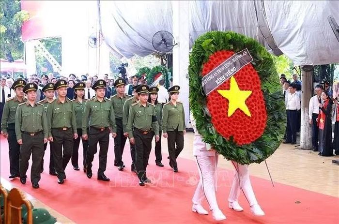 Đoàn Bộ Công an viếng các Anh hùng liệt sĩ được tìm kiếm, quy tập tại Công viên văn hóa Lê Thị Riêng, phường Hòa Hưng, Thành phố Hồ Chí Minh. Ảnh: Dương Giang/TTXVN