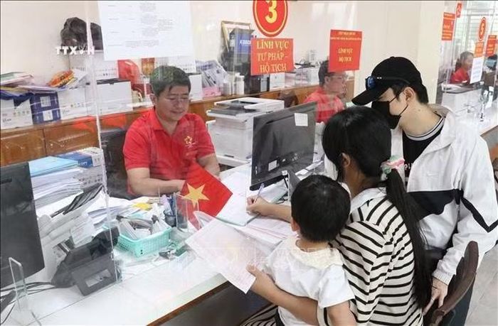 Sự hài lòng của người dân và doanh nghiệp là căn cứ quan trọng để đánh giá chất lượng phục vụ của đội ngũ cán bộ, công chức. Ảnh: Hữu Duyên/TTXVN