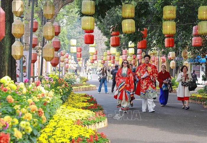 Đông đảo du khách đã đến với tại khu di sản Hoàng thành Thăng Long để du Xuân và chứng kiến các nghi lễ “Tống cựu Nghinh tân”. Ảnh tư liệu: Khánh Hoà/TTXVN