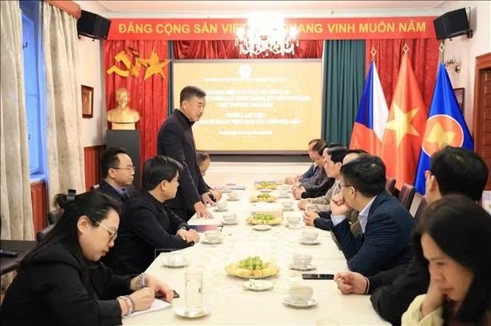 Đại sứ Dương Hoài Nam phát biểu ý kiến tại buổi làm việc tại trụ sở ĐSQVN. Ảnh: Việt Thắng/Pv TTXVN tại CH Séc