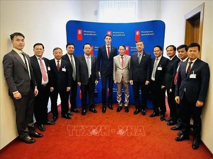 Đoàn đại biểu cấp cao Bộ Công an Việt Nam chụp ảnh lưu niệm cùng đại diện Bộ Tư Pháp CH Séc. Ảnh: TTXVN phát
